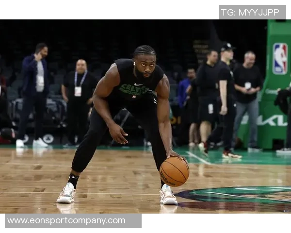 杰伦布朗半场表现抢眼13投6中贡献14分助力球队稳定火力 杰伦布朗半场表现抢眼13投6中贡献14分助力球队稳定火力